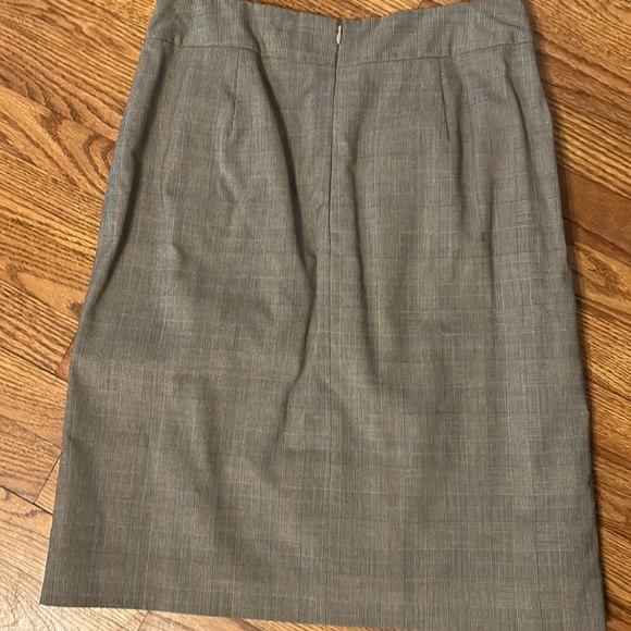 Banana Republic suit. Size 2 too and size 6 skirt. GUC - Picture 4 of 8